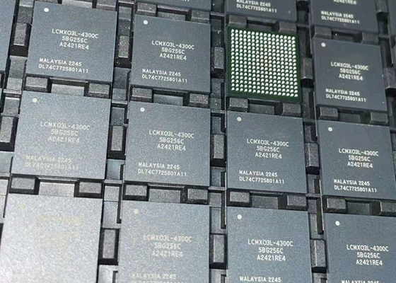 المخططات المبرمجة الميدانية لـ LCMXO3L-4300C-5BG256C 4320LUTs MachXO3 IC المنطقية المبرمجة CSFBGA-256