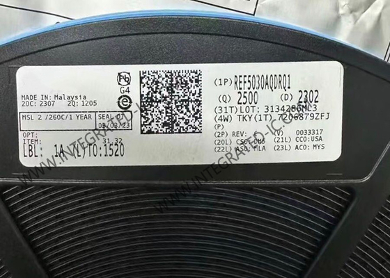 REF5030AQDRQ1 رقاقة الدوائر المتكاملة السيارات منخفضة الضوضاء منخفضة جداً دقة الاندفاع مرجع الجهد